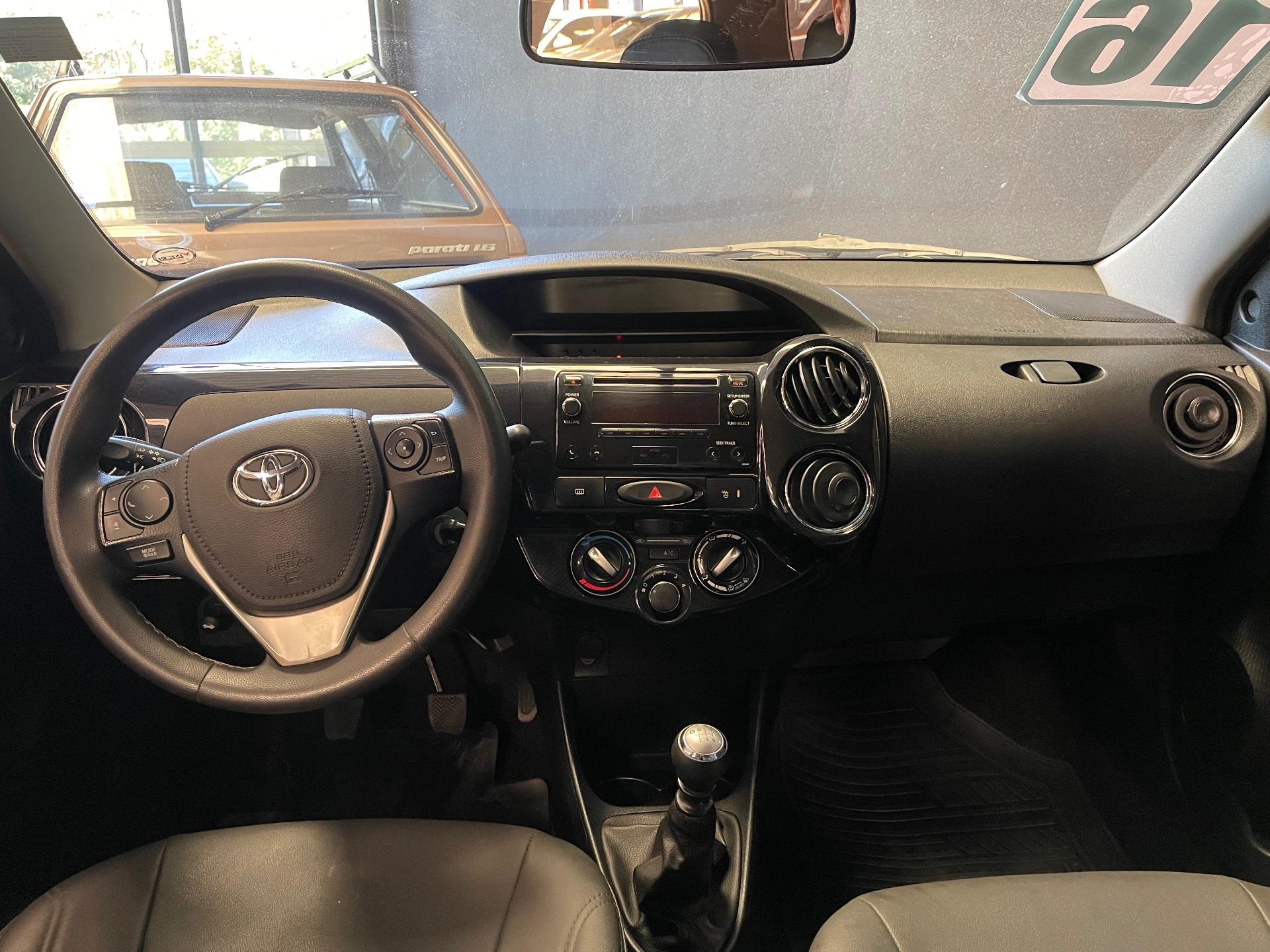 Foto 4 de Toyota Etios SD XS 15 MT 2017