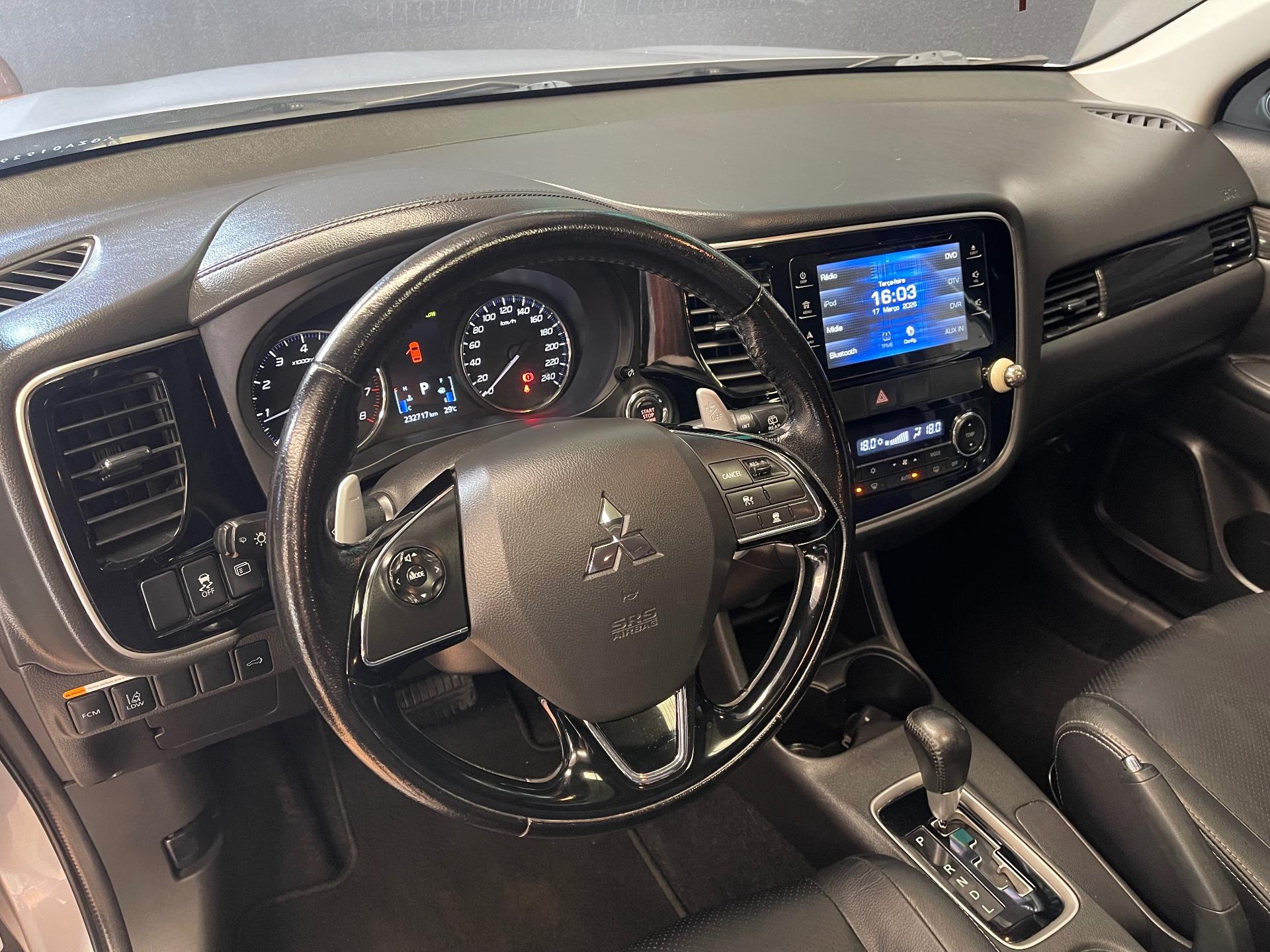 Foto 8 de Mitsubishi Outlander /MMC 3.0 GT 2016