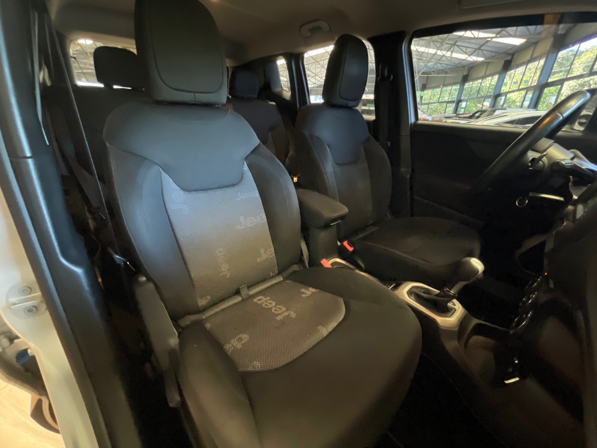 Foto 9 de Jeep Renegade LNGTD AT 2017